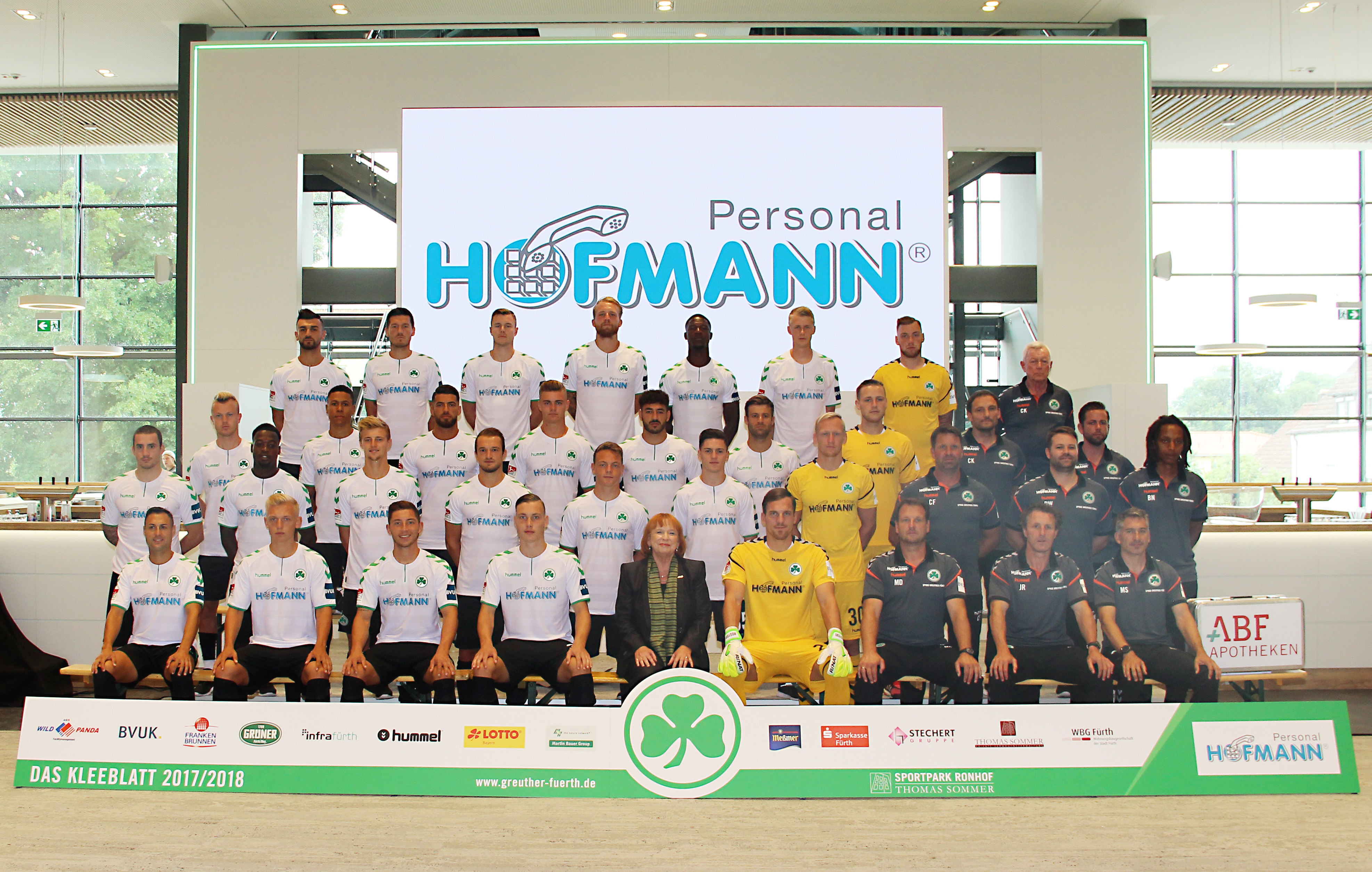 Ingrid Hofmann, Chefin des neuen Kleeblatt-Hauptsponsors, durfte auch gleich mit aufs Mannschaftsfoto.