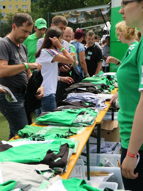 Dicht umlagert war natürlich der Stand mit Kleeblatt-Trikots und anderen Fanartikeln. Foto: Ebersberger
