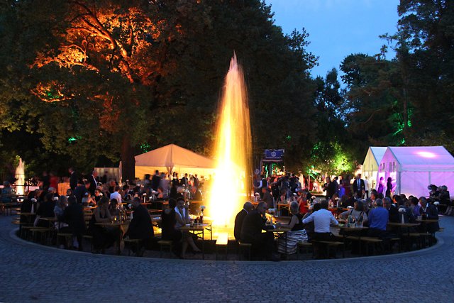 Rund um den stimmungsvoll beleuchteten Springbrunnen feierten die Gäste bis weit nach Mitternacht. | Foto: © tom