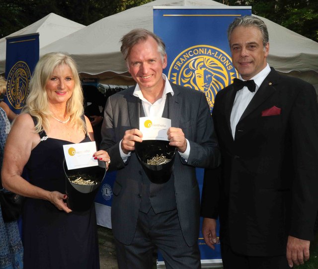 Sammelten für den Verein „Orienthelfer“: v.l. Unternehmerin Dorit Paneutz, Christian „Fonsi“ Springer und Franconia Lions-Präsident Christian Seuß. | Foto: © bayernpress/Udo Dreier