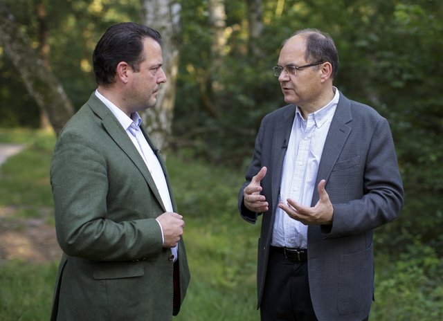 Bundeslandwirtschaftsminister Christian Schmidt (r.,CSU) mit Philipp Franz Freiherr von und zu Guttenberg, Präsident der Arbeitsgemeinschaft Deutscher Waldbesitzerverbände.
