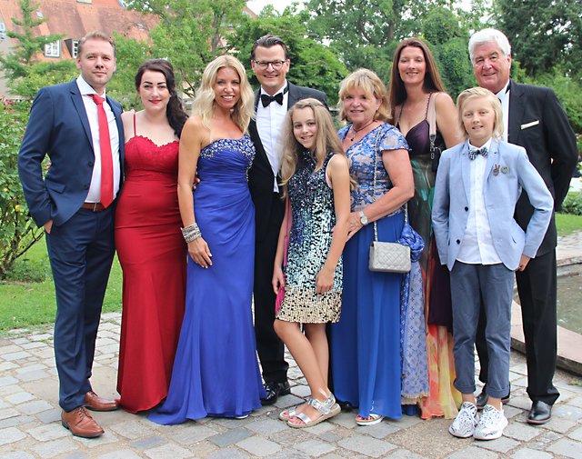 Von links Tom Laufer (Flyer24) mit Gattin, Florian Greschner (4.v.l., GS Wohnen) mit Familie Yvonne Gaschler (3.v.l, Wohnen&Style) mit Tochter Leonie (5.v.l.), Monika Glorim, Familie Feldbaum (Steuerkanzlei Feldbaum, Pfab, Gerhardt). | Foto: © tom