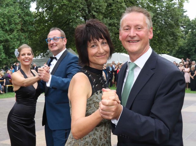 Alles Walzer! Der Eröffnungstanz mit v.l. Eva Brütting, Direktorin der Comödie Fürth, Volker Heißmann, Oberbürgermeister Dr. Thomas Jung mit Ehefrau Heike. | Foto: © bayernpress/Udo Dreier