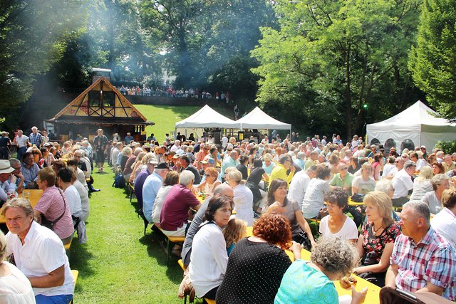 Der traditionelle Stadtpark-Frühschoppen kam in diesem Jahr etwas langsamer in Schwung. Regenschauer hatten am frühen Morgen für Pfützen auf der Tanzfläche gesorgt. Doch mit der Zeit füllten sich die Bänke und auch auf dem Tanzparkett wurde es zusehends enger. | Foto: © tom