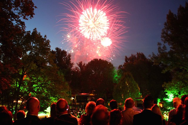 Ein traditionelles Highlight des Sommer Nachts Balls ist das prachtvolle Hochfeuerwerk. | Foto: © tom