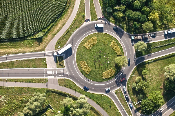 Im Kreisverkehr gelten Regeln, die zu beachten sind. Foto: Auto-Medienportal.Net/shutterstock - Mariusz Szczygiel/AvD