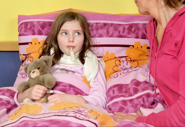 Wer berufstätig ist und sein krankes Kind daheim pflegen muss, kann von seiner Krankenkasse finanzielle Unterstützung erhalten.