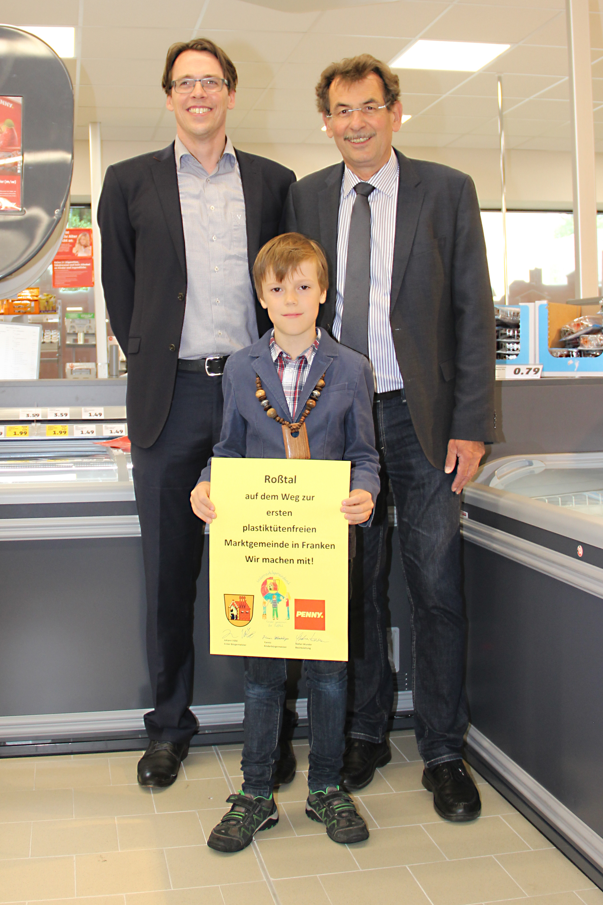 PENNY-Bezirksleiter Stephan Wunder, Roßtals Kinderbürgermeister Jannis Wollschläger und der Erste Bürgermeister der Marktgemeinde Johann Völkl (v.l.) unterzeichneten vor Ort eine symbolische Urkunde.