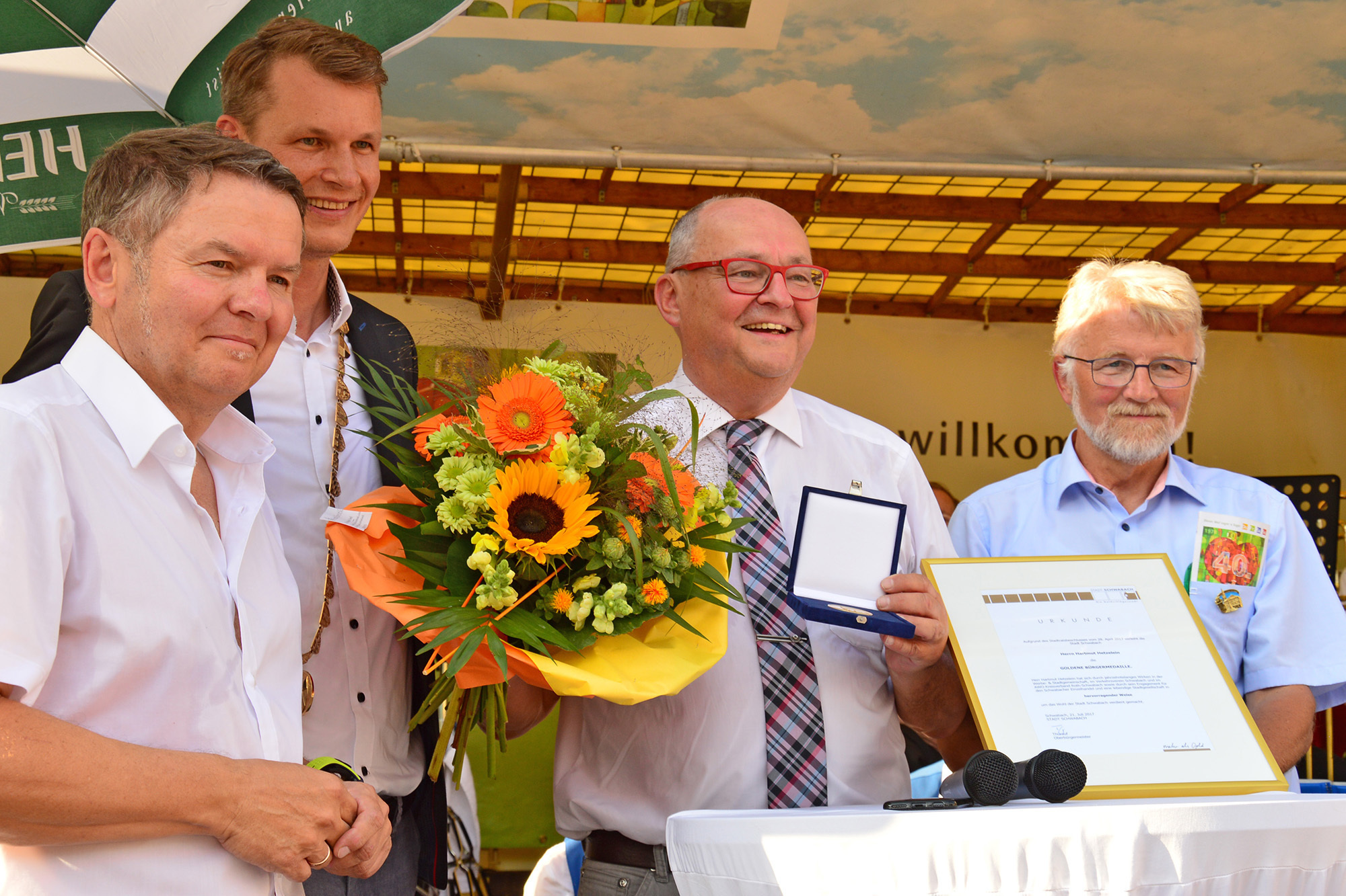 Hartmut Hetzelein (2. von rechts), Träger der Goldenen Bürgermedaille, bedankt sich bei Oberbürgermeister Matthias Thürauf (2. von links) sowie den Bürgermeistern Dr. Roland Oeser (rechts) und Dr. Thomas Donhauser.