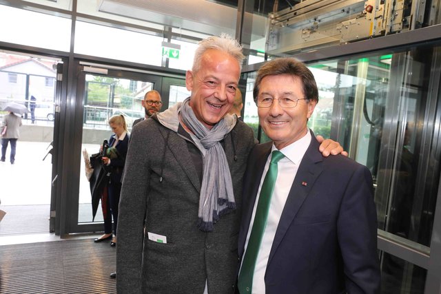 Es gab für Helmut Hack viele Wiedersehen mt guten Freunden - hier Peter M. Endres, der frühere Vorstandsvorsitzende von ERGO Direkt, dem langjährigen Hauptsponsor der SpVgg. | Foto: Udo Dreier/bayernpress