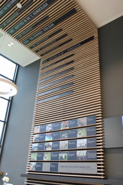 Zeittafel mit Bildern. Foto: Ebersberger