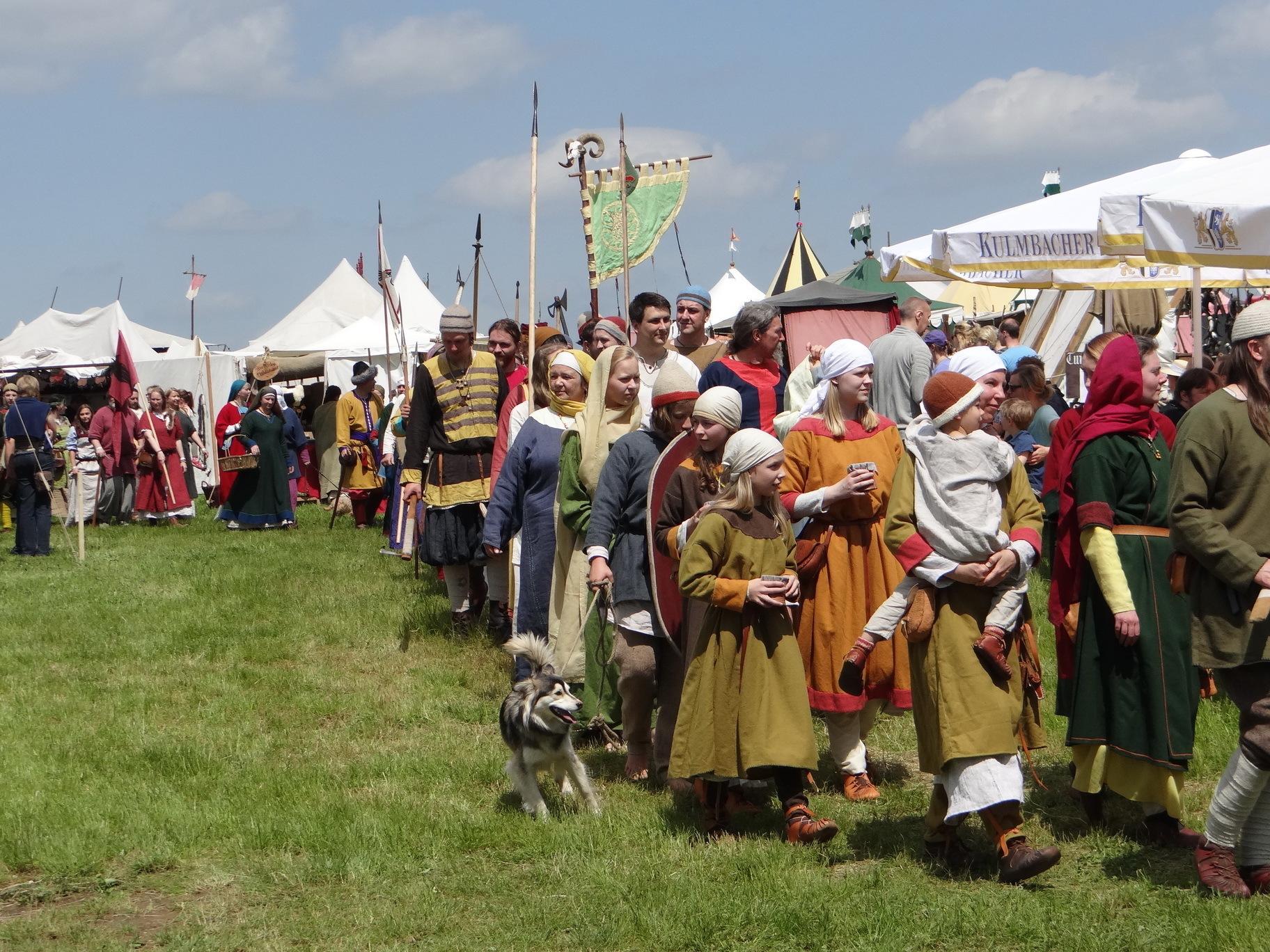 Nicht nur die Akteure sondern auch viele Besucher kommen mittelalterlich Gewandet zu einem der schönsten Ritterfeste in Deutschland.