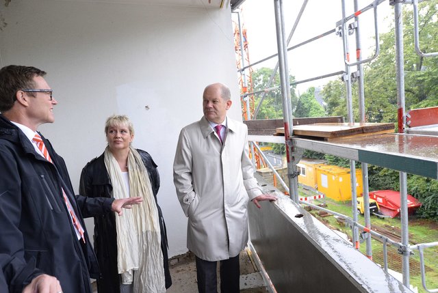 Olaf Scholz (r.) beim Baustellenbesuch mit Gabriela Heinrich und Ralf Schekira.