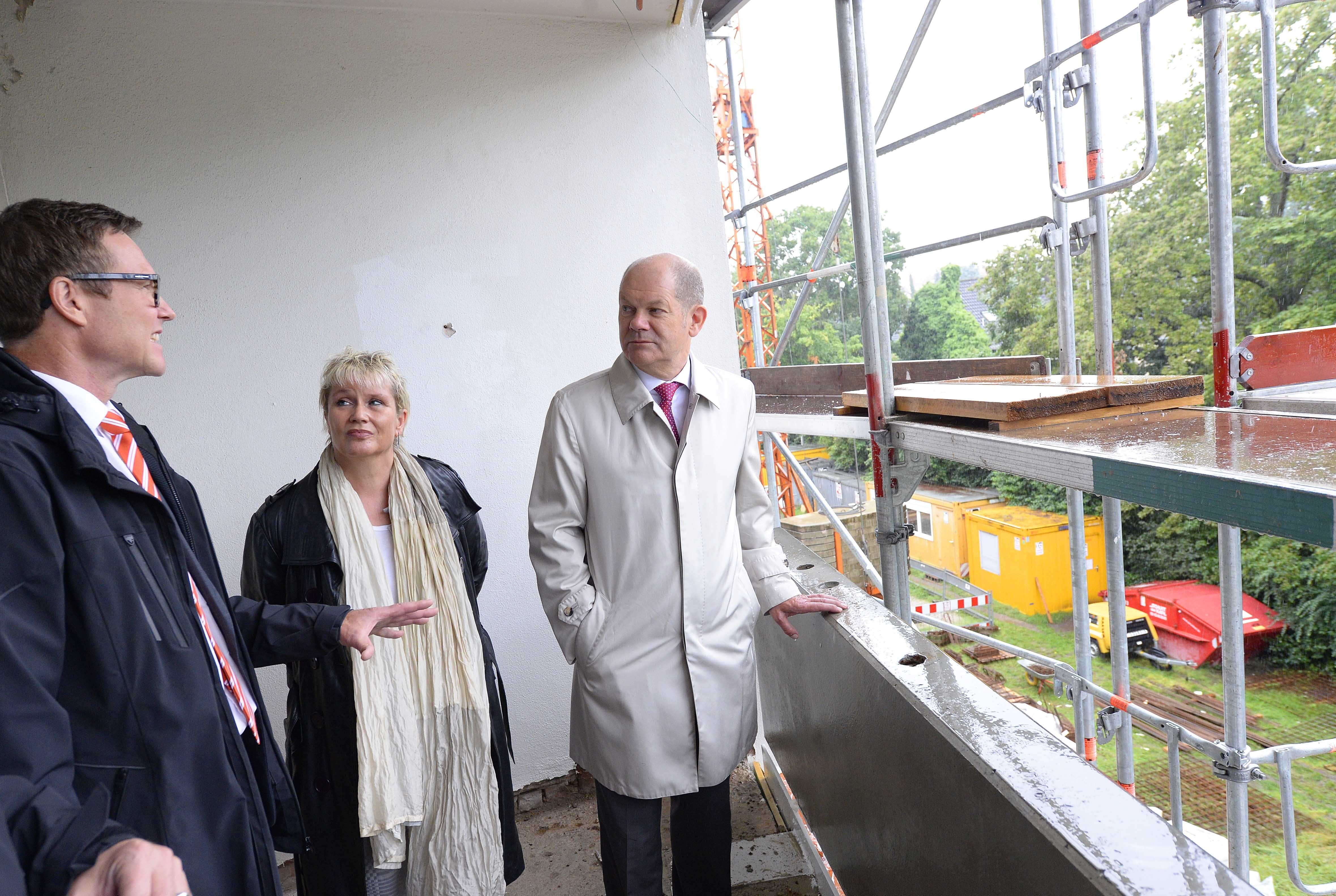 Olaf Scholz (r.) beim Baustellenbesuch mit Gabriela Heinrich und Ralf Schekira.