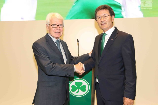 Reinhard Rauball (li.) beglückwünschte Helmut Hack zur neuen Haupttribüne und zu 20 Jahre Präsidentschaft. | Foto: Udo Dreier/bayernpress