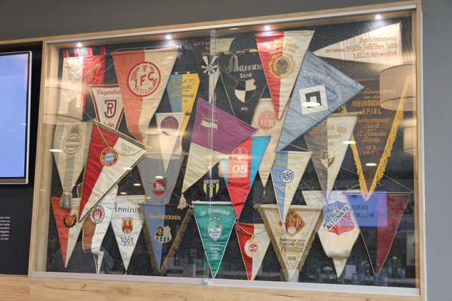 Nur ein Teil der vielen Wimpel, die die Gastmannschaften im Ronhof ließen. Foto: Ebersberger