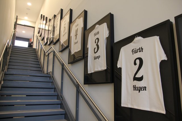 Die Jahrhundertelf im Treppenaufgang. Foto: Ebersberger