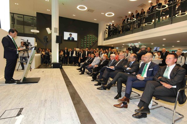 Rund 1000 Gäste konnte Kleeblatt-Präsident Helmut Hack in den VIP-Räumen der neuen Haupttribüne begrüßen. | Foto: Udo Dreier/bayernpress