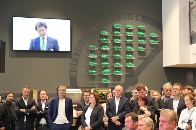 Präsident und Macher Helmut Hack ist allgegenwärtig. Foto: Ebersberger