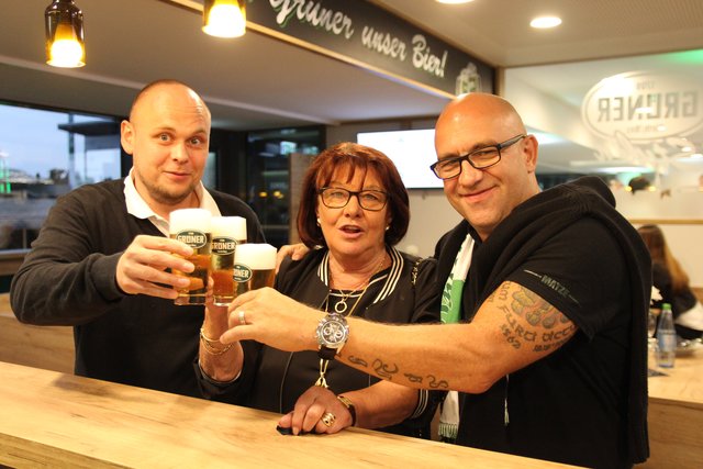 Ein Prosit auf die neue Haupttribüne und die Grüner-Stub'n: Christjan Böncker (li.) vom Fanprojekt Fürth, Karin Hack und Matze Schreppel vom Fanclub Sportfreunde Ronhof. Foto: Ebersberger