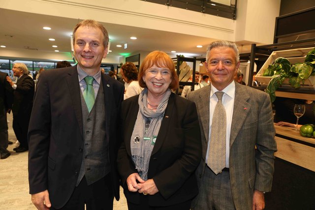 Finden die neue Tribüne toll: Fürths Wirtschaftsreferent Horst Müller (li.), die Chefin des neuen Hauptsponsors Hofmann Personal, Ingrid Hofmann und Fürths SPD-Landtagsabgeordneter Horst Arnold | Foto: Udo Dreier/bayernpress