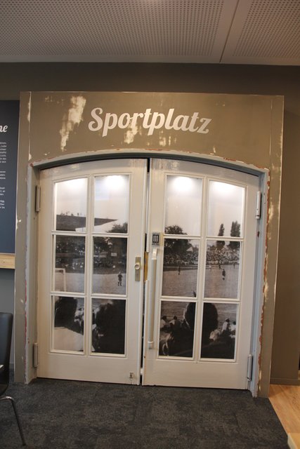 Auch die alte Tür zu den Spielerkabinen wurde integriert. Foto: Ebersberger