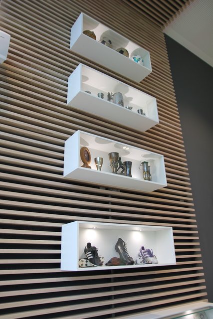 Schuhe, Pokale und andere Utensilien aus der langen Geschichte des Kleeblatts. Foto: Ebersberger