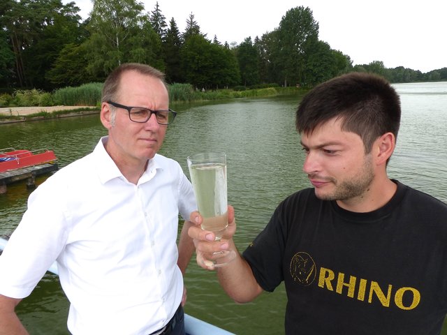Regelmäßigkeit ist wichtig: Das Wasser im Dechser wird von Reiner Lennemann (l.) und Christian Lenk in Augenschein genommen. Foto: Uwe Müller