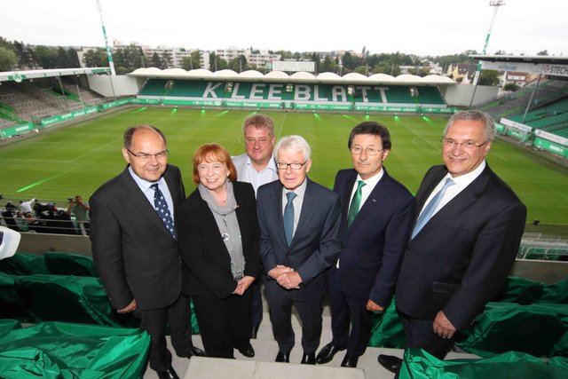 Die prominenten Gäste fanden ausnahmslos lobende Worte für das neue Schmuckstück Haupttribüne. | Foto: Udo Dreier/bayernpress