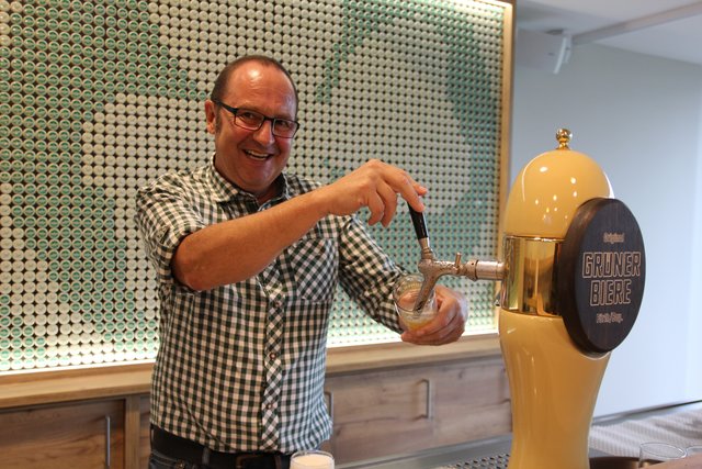 Tucher-Brauereiführer, ex-Gelber Löwe-Wirt und eingefleischter Kleeblattfan Helmut Ell zapft ein frisches Grüner. Foto: Ebersberger
