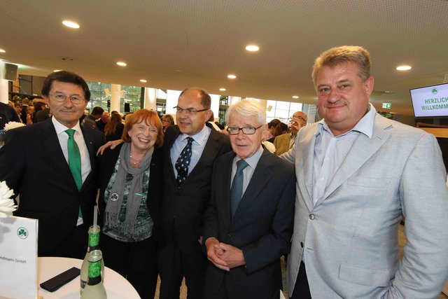 Kleeblatt-Präsident Helmut Hack mit seinen Gästen Ingrid Hofmann (Hofmann Personal), Bundesminister Joachim Herrmann, Reinhard Rauball und Thomas Sommer (v.li.n.re.) | Foto: Udo Dreier/bayernpress