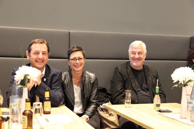 Erfreuten sich an den neuen Räumen und der gelungenen Eröffnungsfeier: SPD-Stadtrat Sepp Körbl und seine Kollegin Maria Ludwig mit Gatte Dieter Ludwig. Foto: Ebersberger