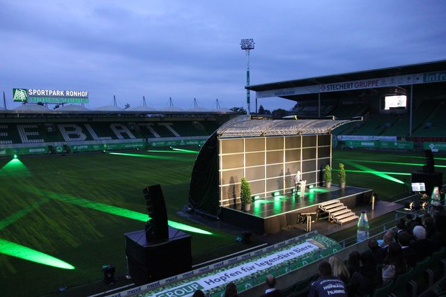 Der Sportpark Ronhof illuminiert in den Vereinsfarben. Foto: Ebersberger