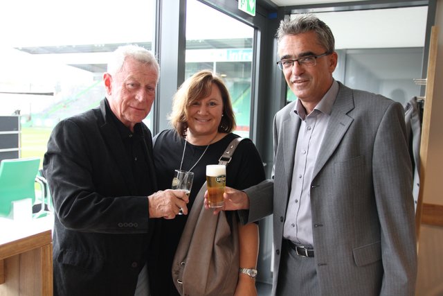 Auch der frühere Vizepräsident Wolfgang Gräf (re.) schaute mit seiner Gattin vorbei und stößt hier mit Mannschaftarzt Dr. Harald Hauer an. Foto: Ebersberger