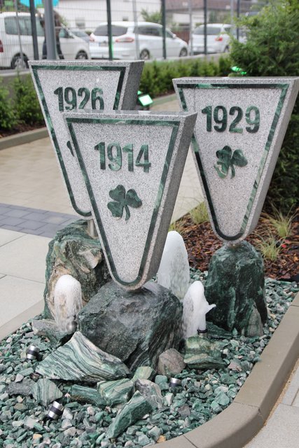 Marmorkunstwerke erinnern vor dem Gebäude an die drei Deutschen Meisterschaften. Foto: Ebersberger