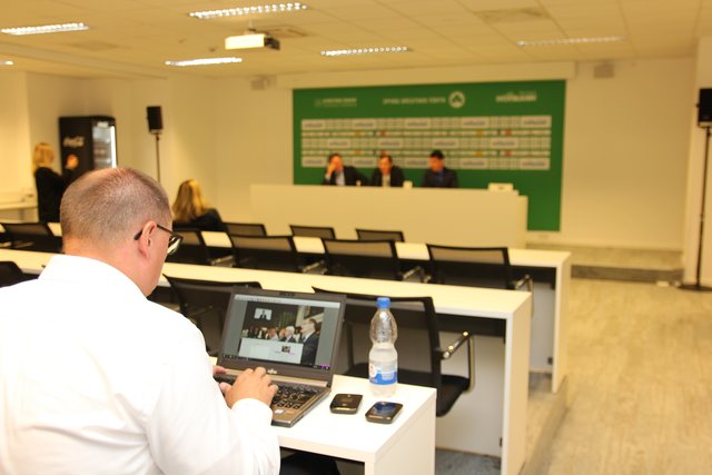 Auch der neue Pressekonferenzraum befindet sich in der Haupttribüne. Foto: Ebersberger