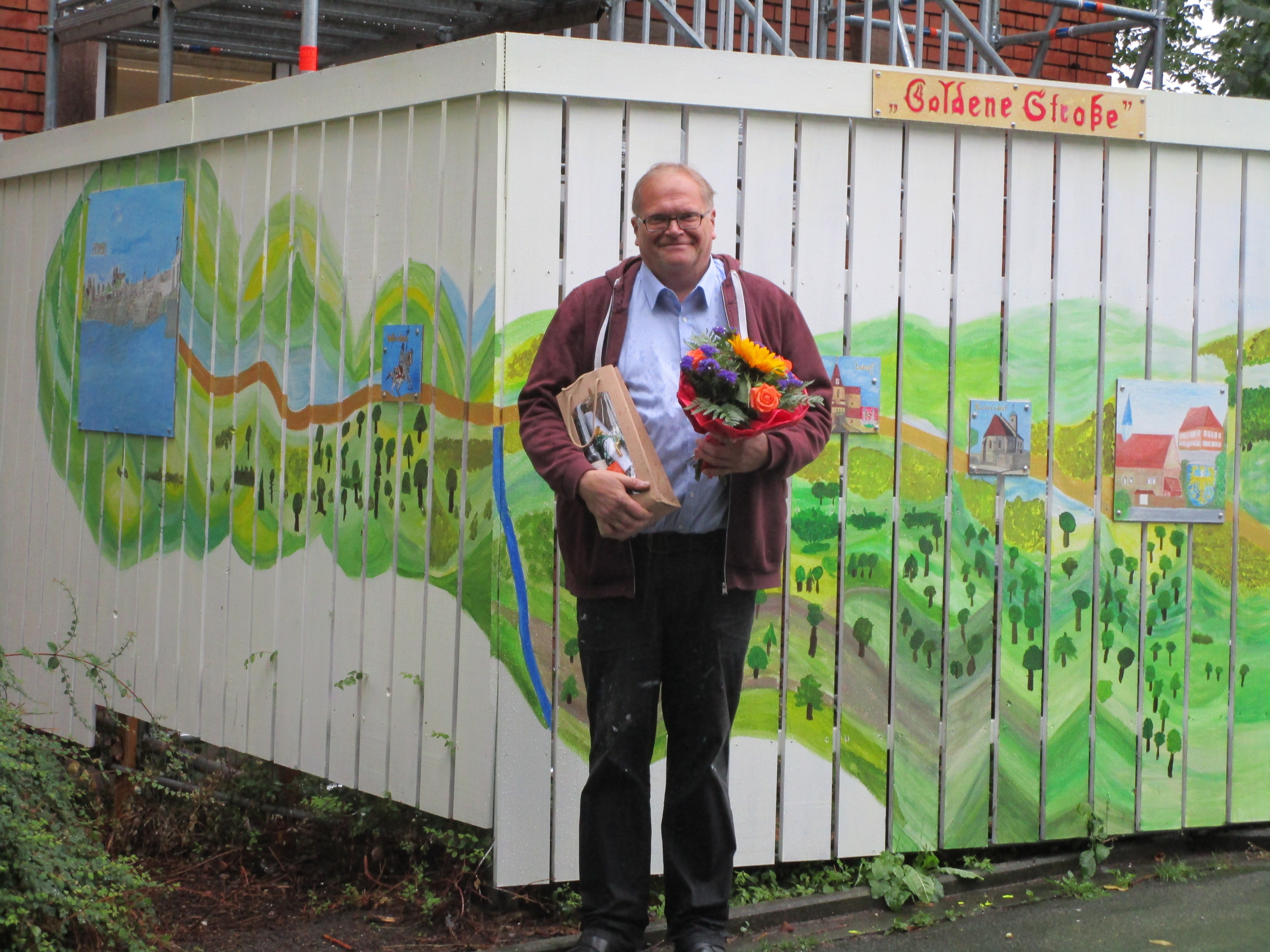Georg Link mit dem kleinen Dank vor "seiner" Goldenen Straße