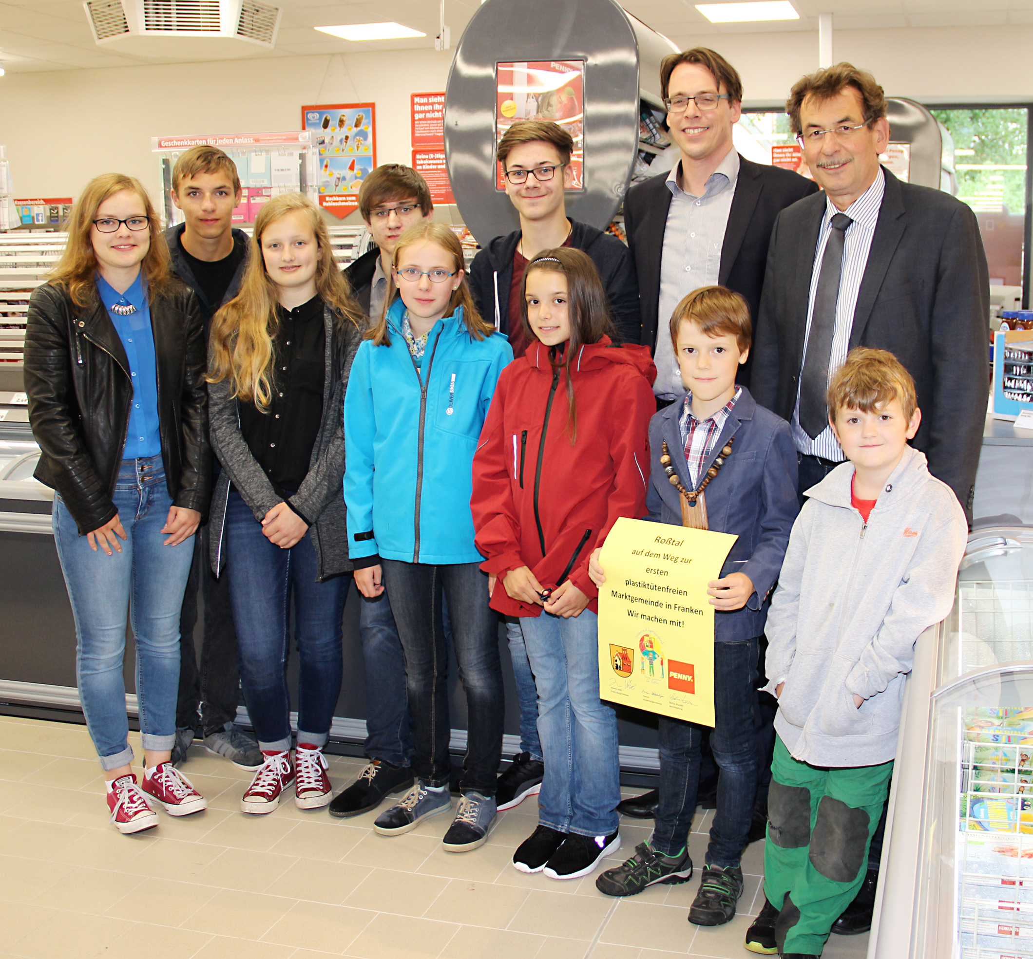 Roßtals Erster Bürgermeister Johann Völkl und PENNY-Bezirksleiter Stephan Wunder (hinten v.r.) freuen sich mit Kinderbürgermeister Jannis Wollschläger (2.v.r.) sowie Kindern aus Roßtal und Leezdorf über die Entscheidung des Lebensmittel-Discounters, keine Plastiktüten mehr zu verwenden.