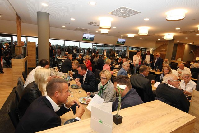 Rund 1000 Gäste feierten in den VIP-Räumen der Haupttribüne. | Foto: Udo Dreier/bayernpress