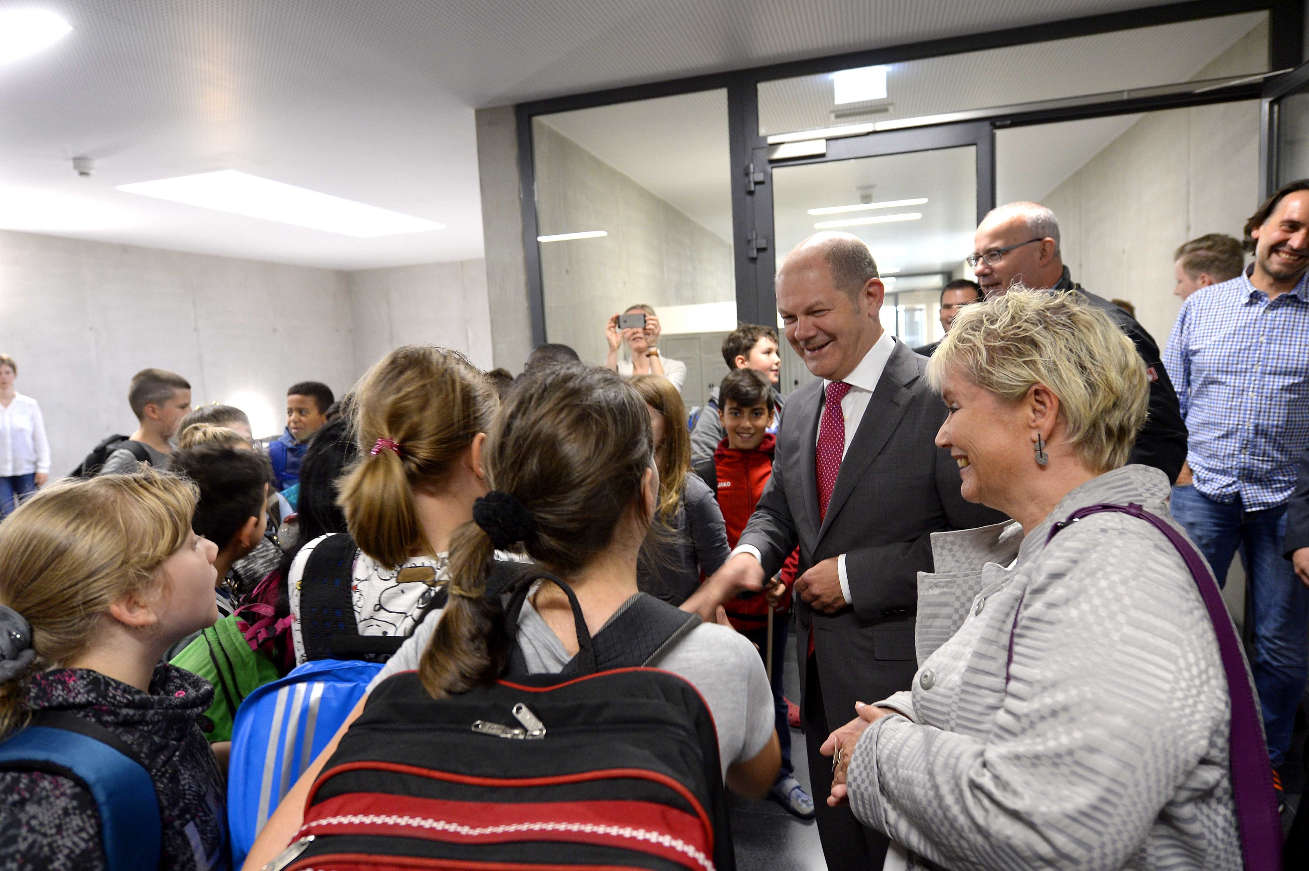 Olaf Scholz und Gabriela Heinrich (r.) in der Michael-Ende-Schule in Nürnberg.