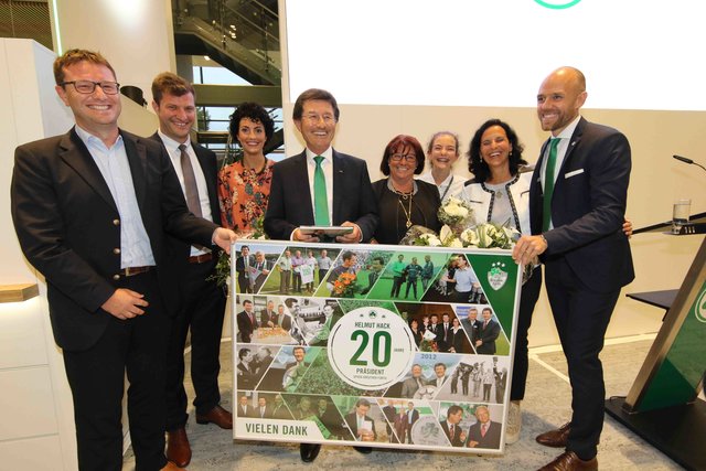 Großfamilie Hack - 
Seit 20 Jahren ist Helmut Hack Präsident der Spielvereinigung. Dafür gab es viele Dankesworte und eine Fotocollage. | Foto: Udo Dreier/bayernpress