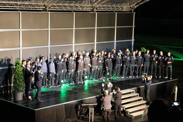 Am späten Abend gab es noch die Mannschaftsvorstellung. Foto: Ebersberger