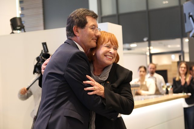 "Eigentlich möchte ich euch alle umarmen" - Helmut Hack mit Ingrid Hofmann. Foto: Ebersberger