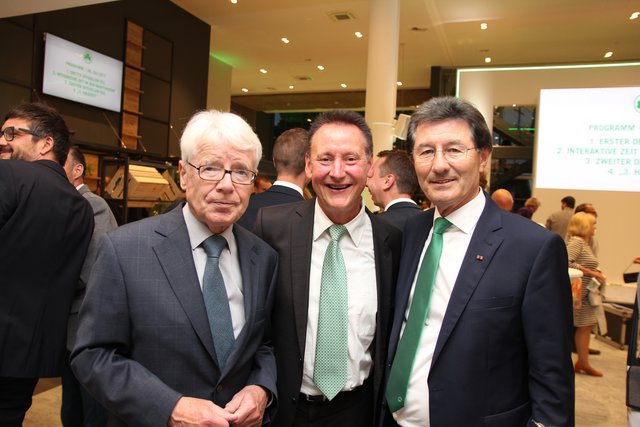 Fußballfans- und experten unter sich: (v.li.n.re.) Reinhard Rauball, Fürths Oberbürgermeister Thomas Jung und Helmut Hack. Foto: Ebersberger