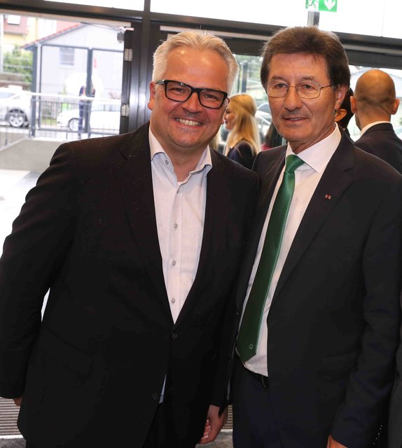 Kleeblatt-Präsident Helmut Hack (re.) freute sich auch über den Besuch von Andreas Rabitz, Mercedes Benz-Niederlassungsleiter Nürnberg. | Foto: Udo Dreier/bayernpress