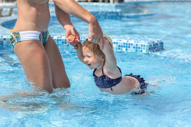 Wenn Eltern ihr Kind frühzeitig ans Wasser gewöhnen, schaffen sie damit eine gute Grundlage für das spätere Schwimmen und Tauchen