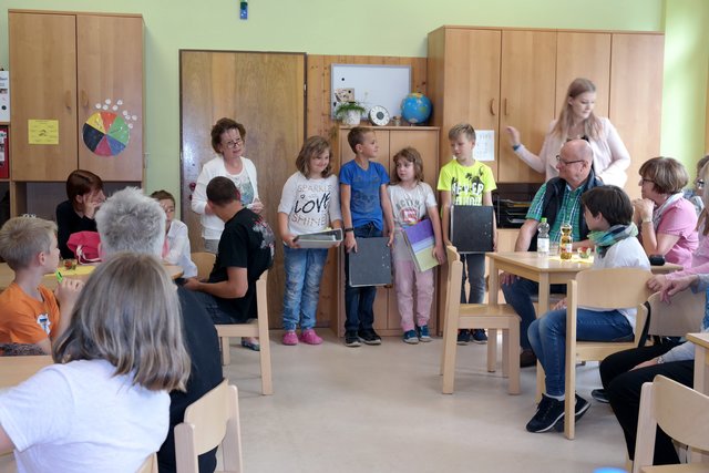 Erzieherin Gudrun Bauer verabschiedet die scheidenden Hortkinder mit lieben Worten
