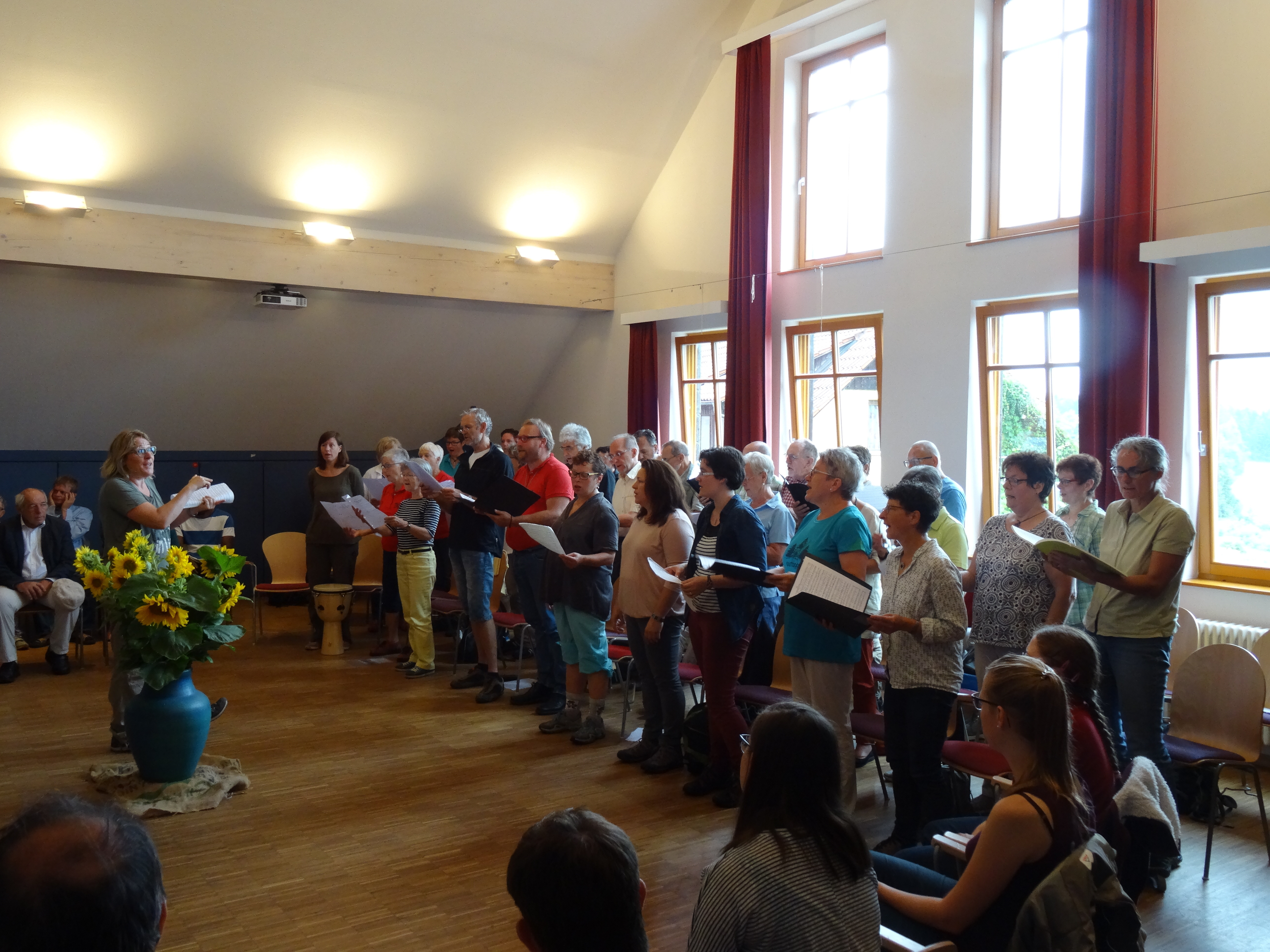 Der Dehnberger Hof Chor verabschiedet sich in die Sommerpause mit einer Rundwanderung und einem Besuch des Münzinghofes bei Velden. (Foto: privat)