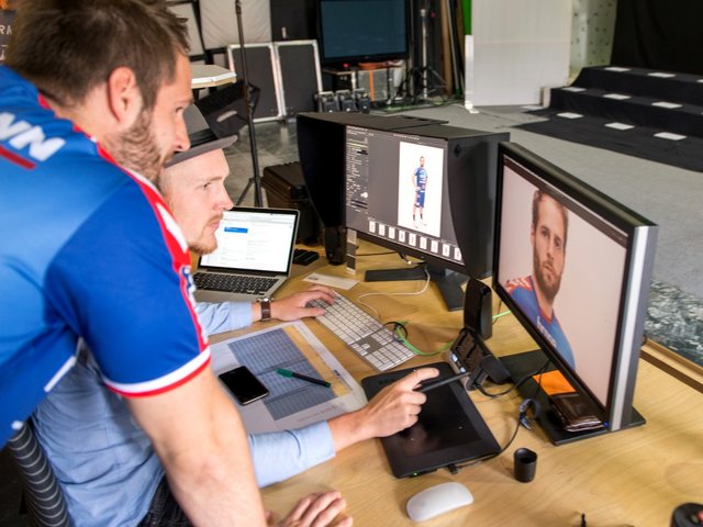 (Foto: hl-studios, Erlangen). Großes Fotoshooting des HC Erlangen bei hl-studios in Tennenlohe (hier mit Nico Büdel)