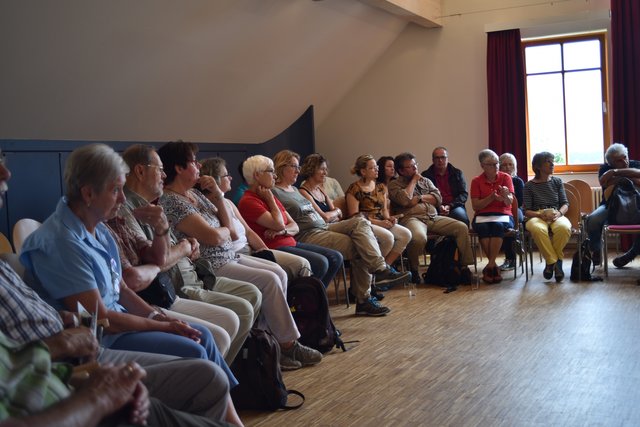 Nach der Andacht erzählte Wolfgang Seel kurz etwas über die Möglichkeiten auf dem Münzinghof... (Foto: privat)